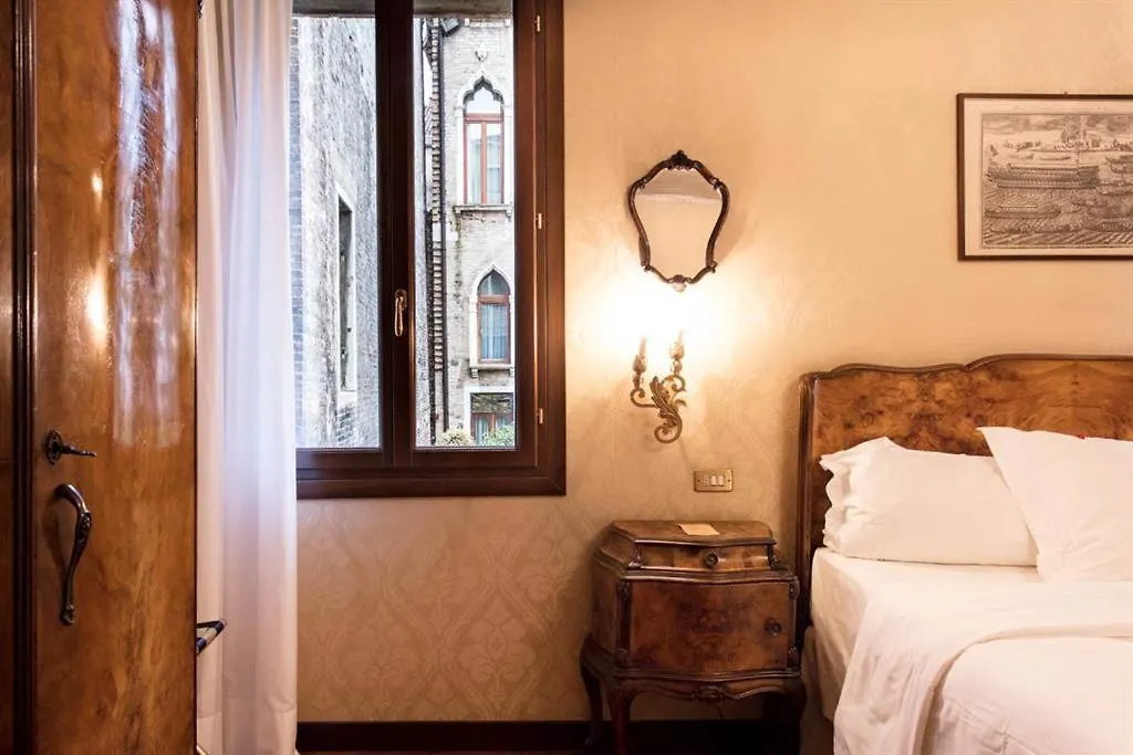 Hotel Flora Venice 3*,
