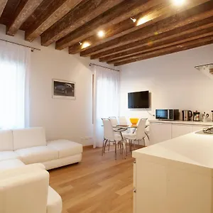 https://the-lions-house-apt2.hotelslidodijesolo.com