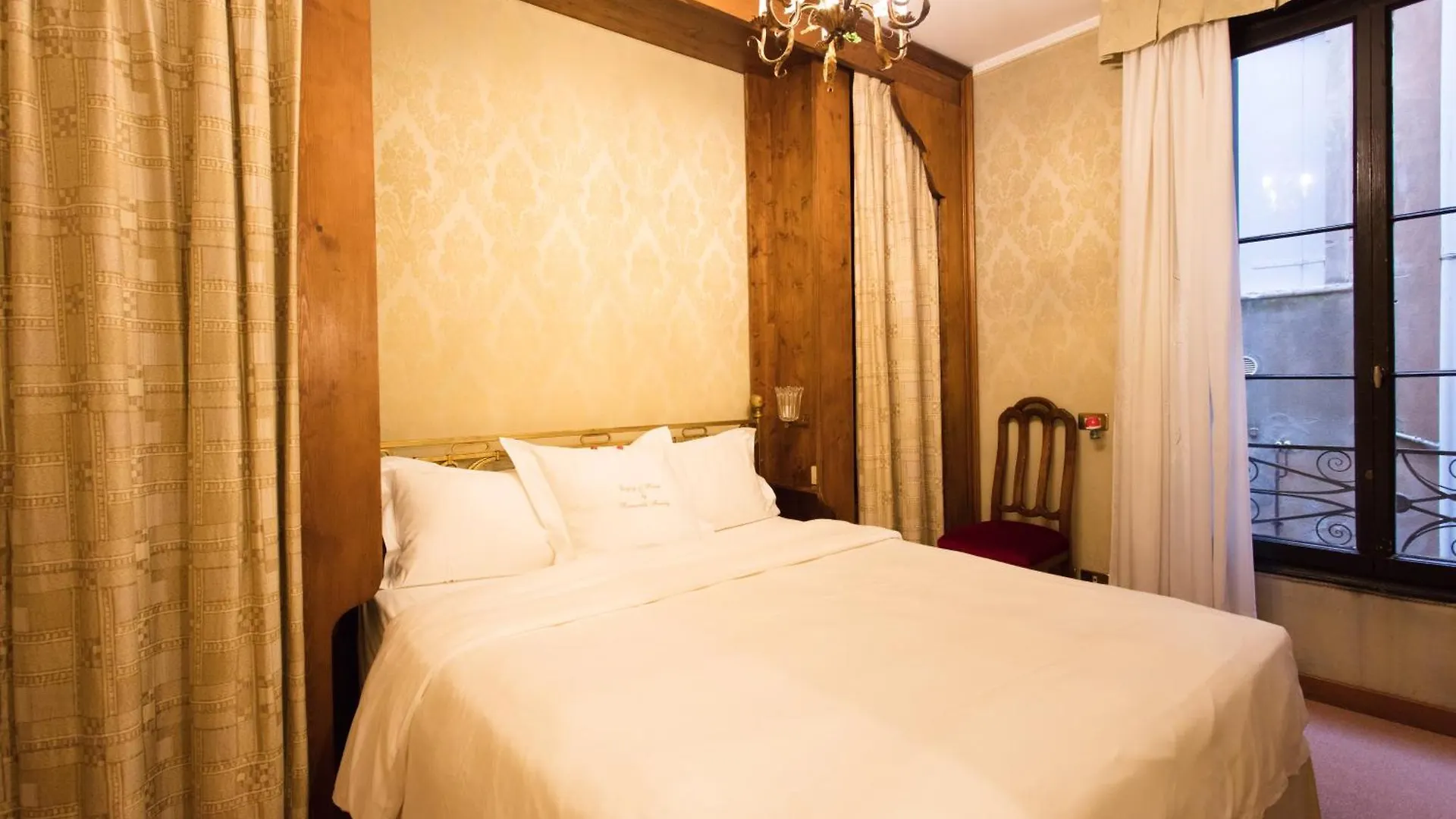 Hotel Flora Velence