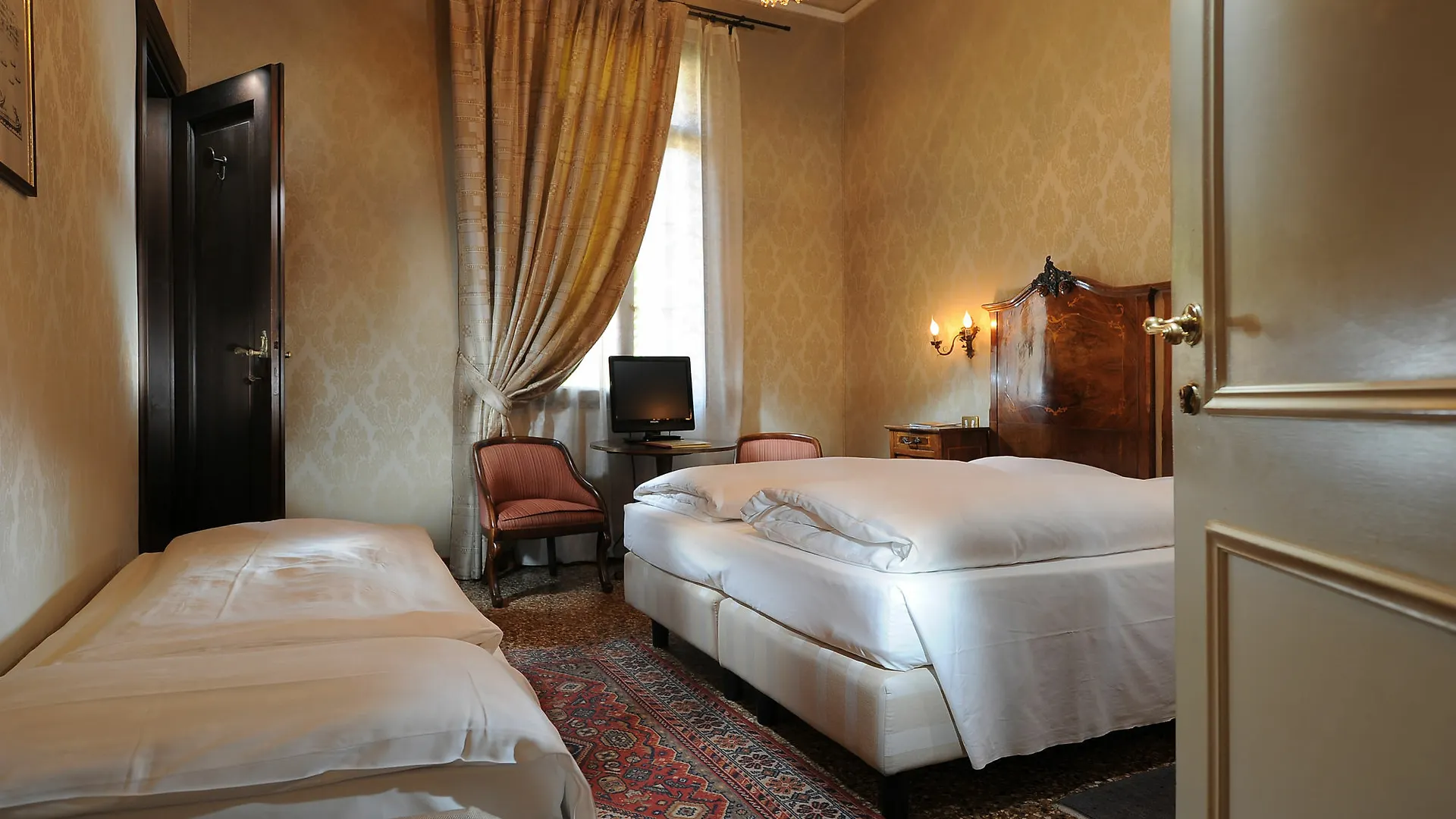 Hotel Flora Velence 3*,